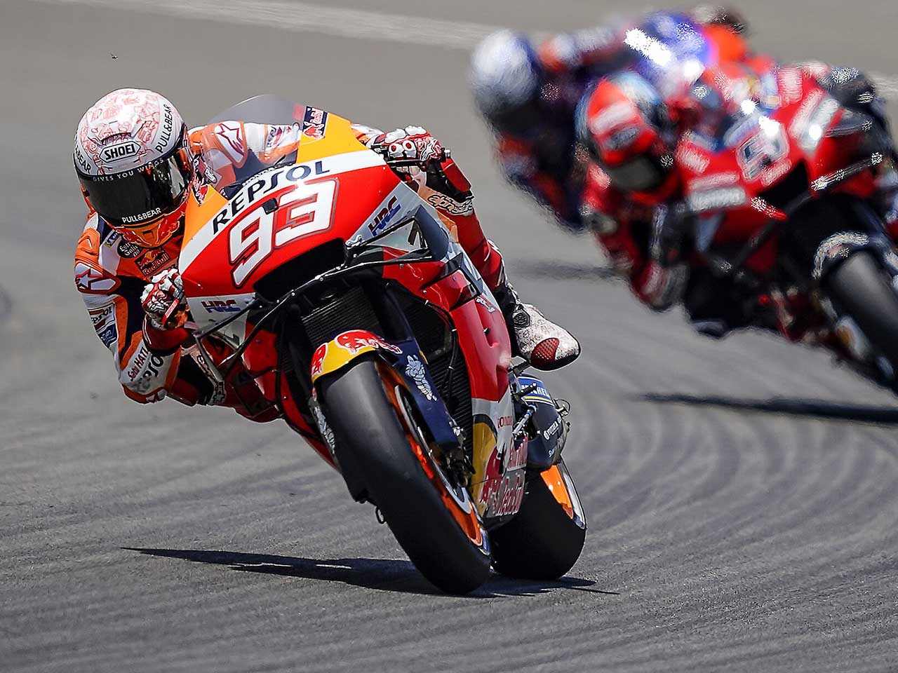 Marc Márquez, Danilo Petrucci et un pilote Red Bull KTM Tech3 lors d'une course MotoGP à Jerez