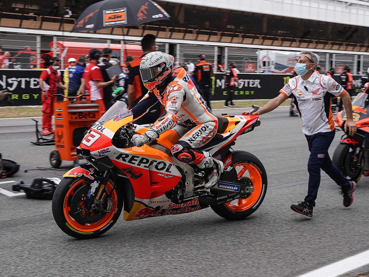 Marc Márquez, Joan Mir et Brad Binder en course au Grand Prix de Catalogne MotoGP avec l'équipe Red Bull KTM Factory Racing