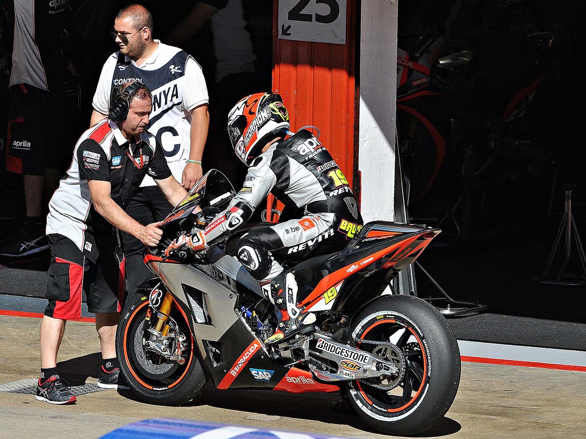 Pilote Álvaro Bautista en MotoGP avec l'équipe BK8 Gresini Racing, en course (2015)