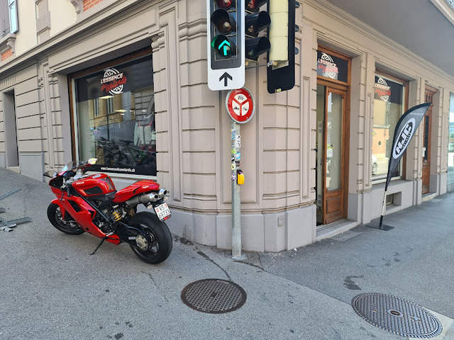 › Voir plus d'informations : L'essence des motards